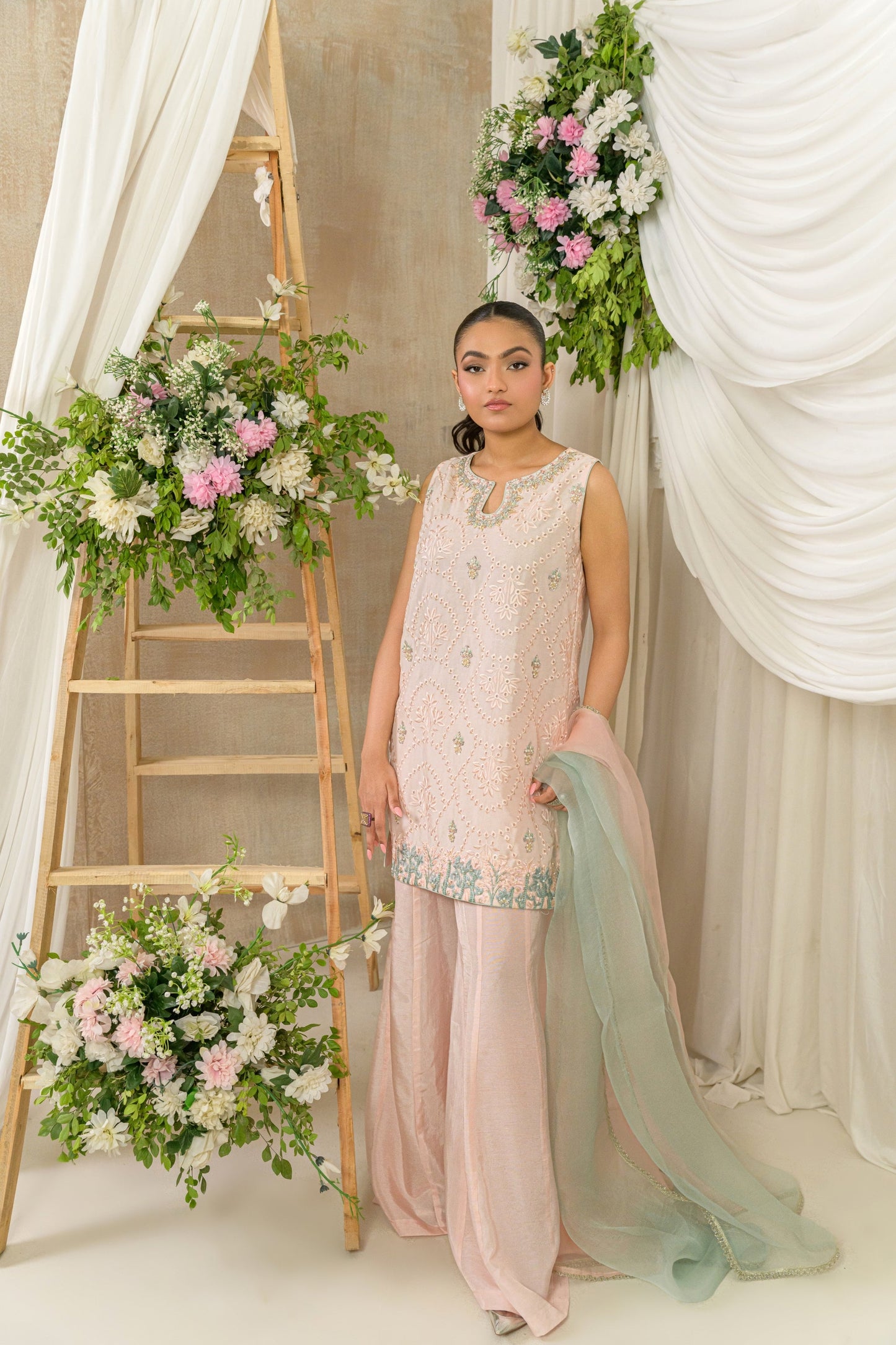Mahrosh - peach embroidered kurta with mint dupatta by Alishba Kashif